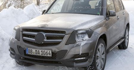 Mercedes-Benz GLK z minimalnym kamuflażem wyszpiegowany