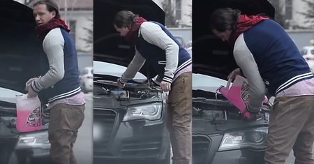 Majdan robi przegląd auta na parkingu