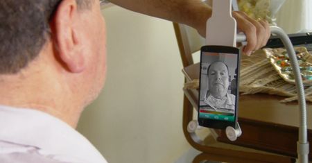 Sesame - obsługiwany całkowicie bezdotykowo smartfon dla niepełnosprawnych