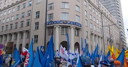 Pocztowcy żądają podwyżek. Protestowali pod oknami Jacka Sasina