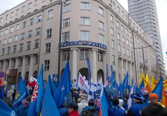 Pocztowcy żądają podwyżek. Protestowali pod oknami Jacka Sasina