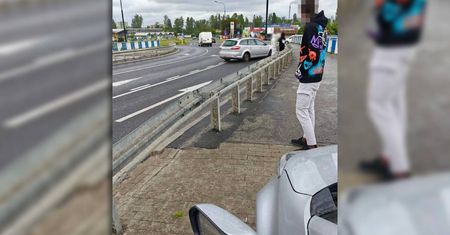 Kolizja forda z volkswagenem na rondzie przy Makro. Tłumaczenie kierowcy z Warszawy rozbawiło policjantów
