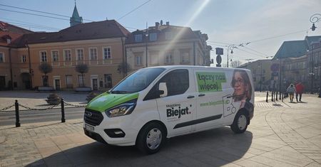 Są równi i równiejsi? Auto kandydatki na prezydenta Magdaleny Biejat zaparkowało nielegalnie przed Ratuszem [ZDJĘCIA]