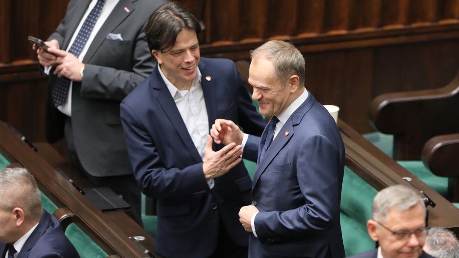 Warszawa, 11.12.2023. Przewodniczący PO Donald Tusk (C-P) oraz poseł KO Tomasz Głogowski (C-L) na sali obrad Sejmu w Warszawie, 11 bm. Premier Morawiecki przedstawia posłom program działania Rady Ministrów z wnioskiem o udzielenie jej wotum zaufania. (jm) PAP/Paweł Supernak