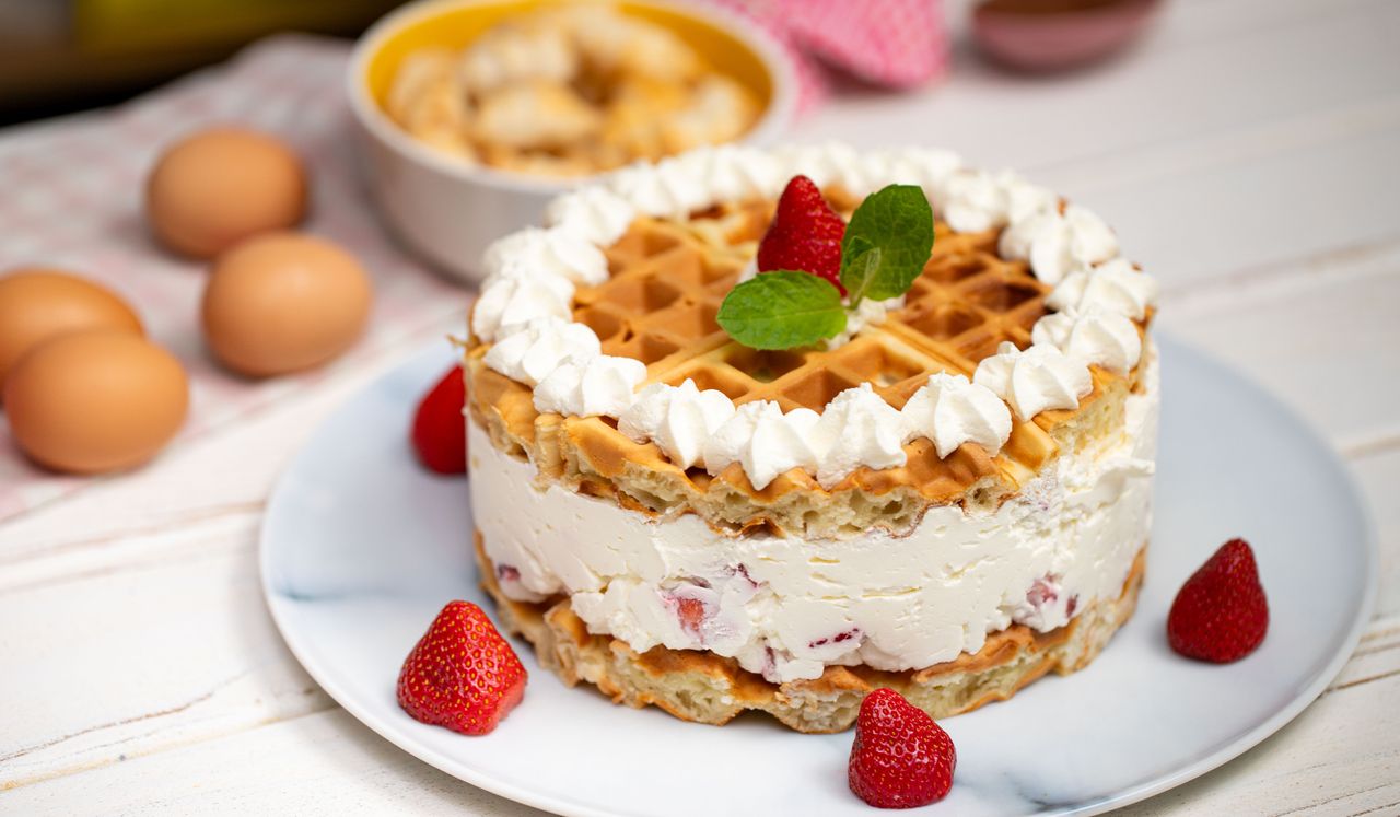 Zamiast piec biszkopty, smażę gofry. Ten tort robi furorę za każdym razem