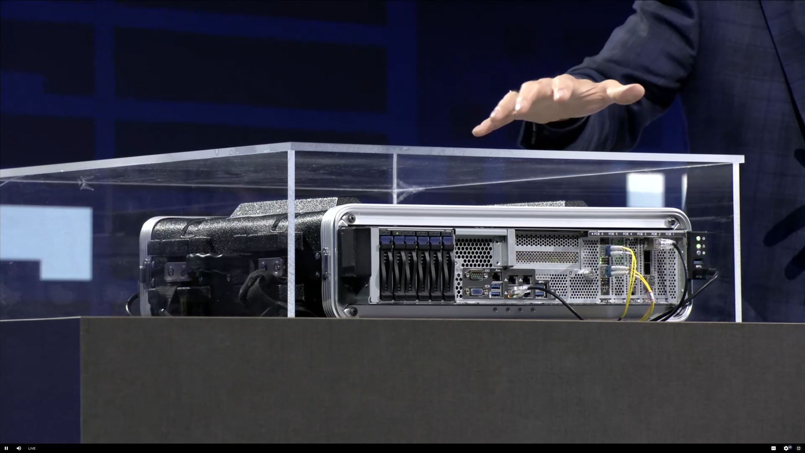 Mobilna stacja bazowa sieci 5G Intela przy współpracy z Pegatronem.