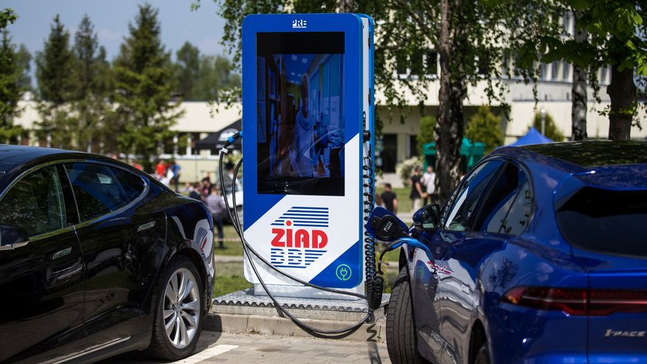 Bielsko-Biała. Wkrótce nie powinno być problemów w mieście z doładowaniem samochodu elektrycznego.