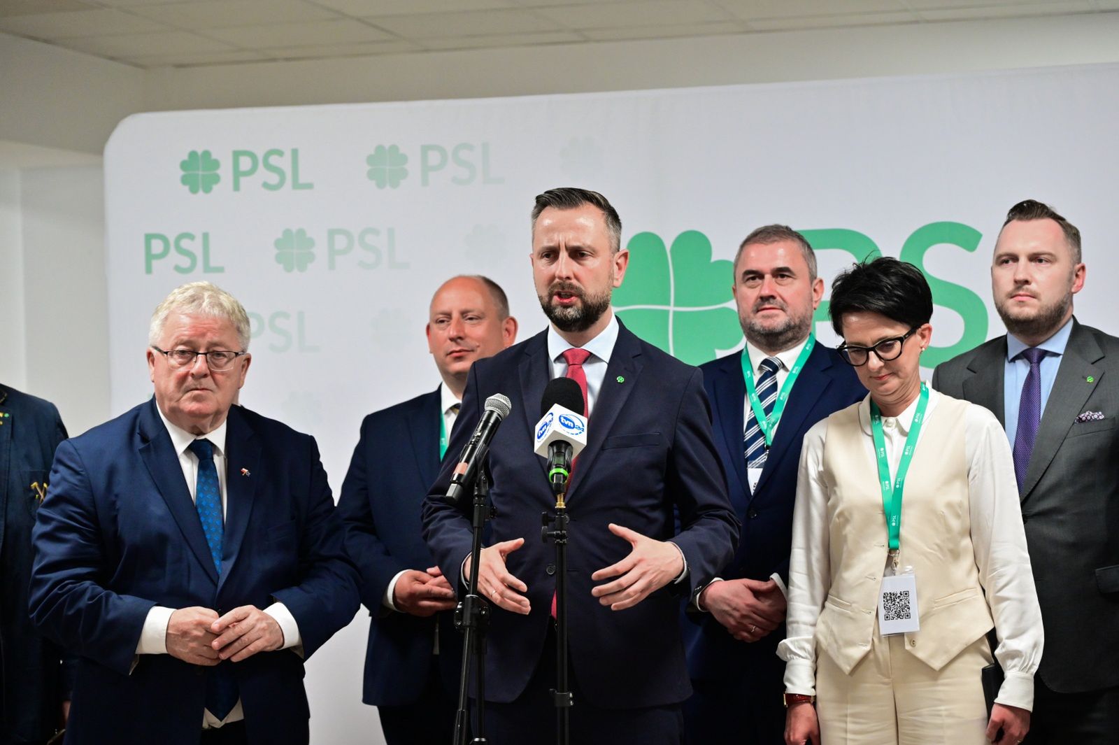 W�adys�aw Kosiniak-Kamysz, Krzysztof Kl�czar, Stanis�aw Bukowiec, Urszula Nowog�rska
Krak�w, 28.06.2025. Wicepremier, minister obrony narodowej W�adys�aw Kosiniak-Kamysz (3L), minister rolnictwa i rozwoju wsi Czes�aw Siekierski (L), wojewoda ma�opolski Krzysztof Kl�czar (2L), sekretarz stanu w Ministerstwie Infrastruktury Stanis�aw Bukowiec (3P) oraz pos�anka PSL Urszula Nowog�rska (2P) podczas konferencji prasowej w Centrum Konferencyjnym Akademii Rolniczej w Krakowie, 28 bm. (jm) PAP/Art Service
Art Service
konferencja prasowa, polityk, polityka, polskie stronnictwo ludowe, psl