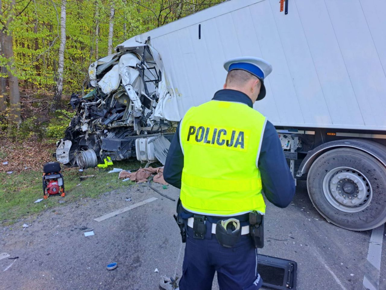 Śmiertelny wypadek pod Bytowem. Nie żyje kierowca ciężarówki