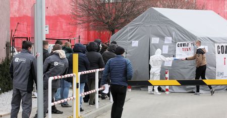 Nowe obostrzenia. Ekspert o terminie, kiedy mogą zostać poluzowane