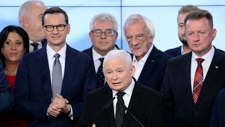 Wiecz�r wyborczy PiS
Fot. Fotokibit/East News, Warszawa, 15.10.2023. Wybory parlamentarne 2023. Wieczor wyborczy Prawa i Sprawiedliwosci w siedzibie partii przy ul. Nowogrodzkiej.
N/z: Anita Czerwinska, Mateusz Morawiecki, Ryszard Czarnecki, Ryszar Terlecki, Jaroslaw Kaczynski, Michal Moskal, Mariusz Blaszczak.
Fotokibit