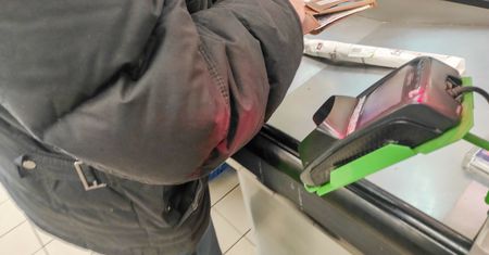 Za buty nie lubimy płacić gotówką. Oto gdzie jeszcze z tego rezygnujemy