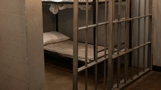 Brutalny rozbój w Sztutowie. 51-latek skatował i okradł znajomego. Sąd zdecydował o areszcie, grozi mu dożywocie