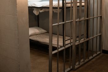 Brutalny rozbój w Sztutowie. 51-latek skatował i okradł znajomego. Sąd zdecydował o areszcie, grozi mu dożywocie