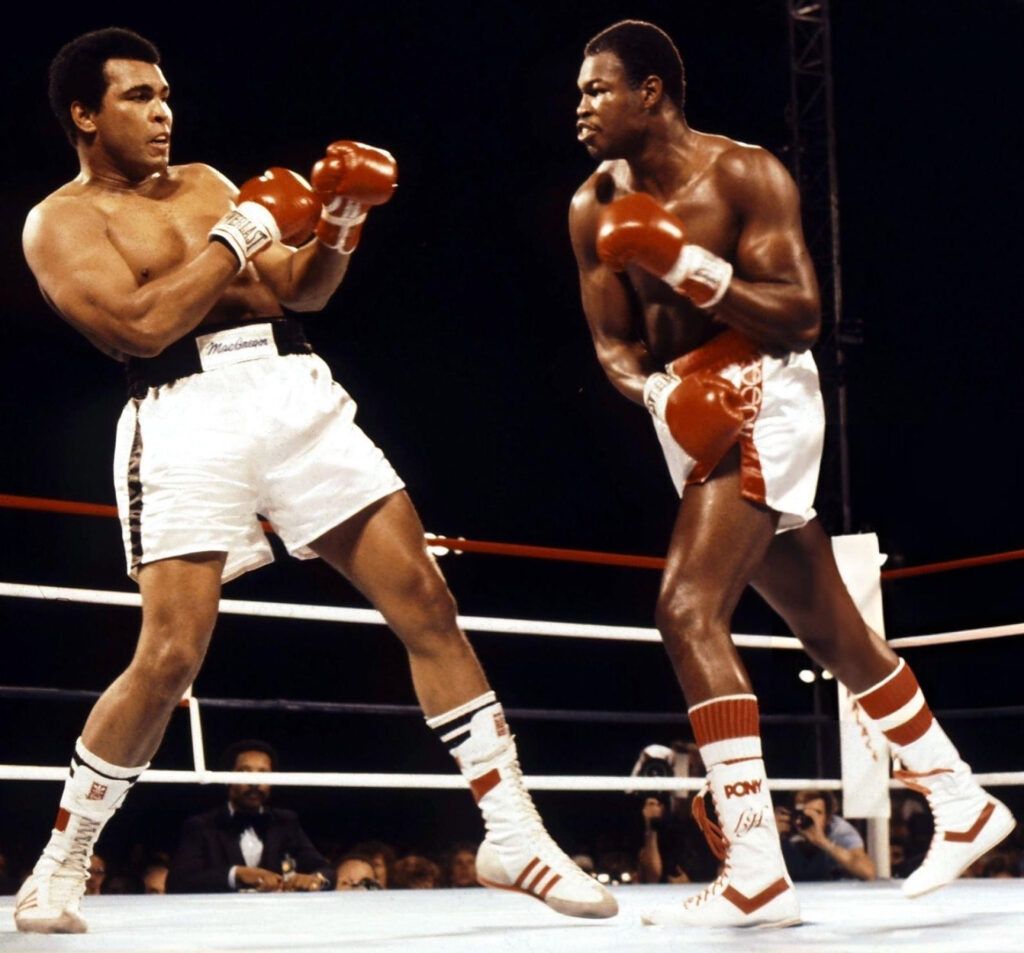 Larry Holmes (z prawej) fot. domena publiczna
