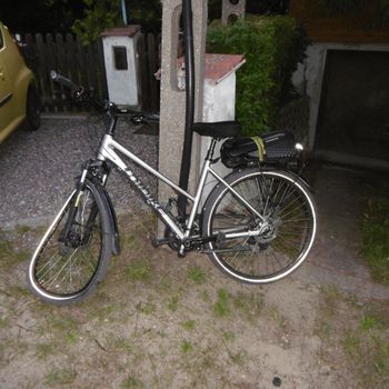 Wypadek hulajnogi z rowerem w centrum Gniezna. Ranna 46-letnia kobieta trafiła do szpitala