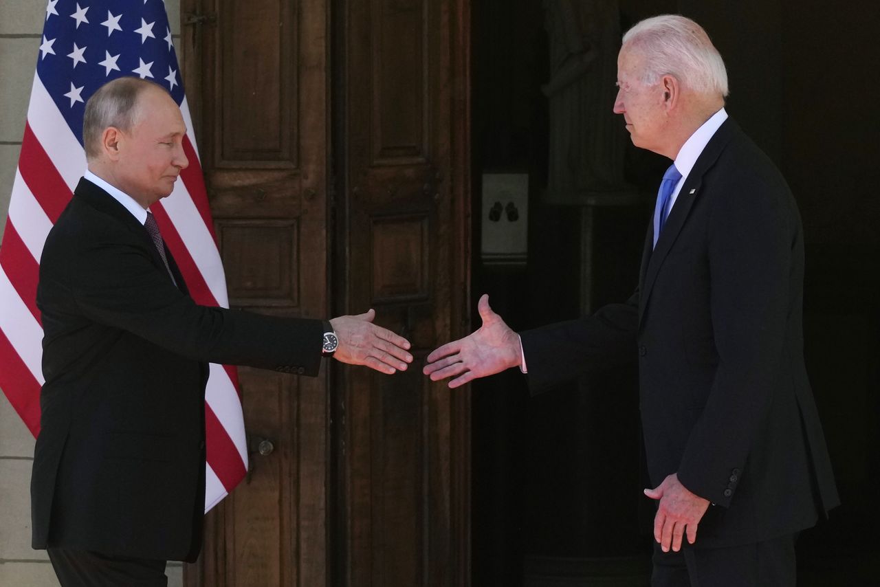 Prezydenci Władimir Putin i Joe Biden podczas spotkania w czerwcu 2021 r. 