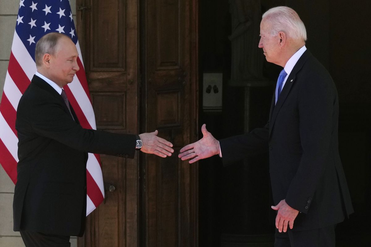 Prezydenci Władimir Putin i Joe Biden podczas spotkania w czerwcu 2021 r. 