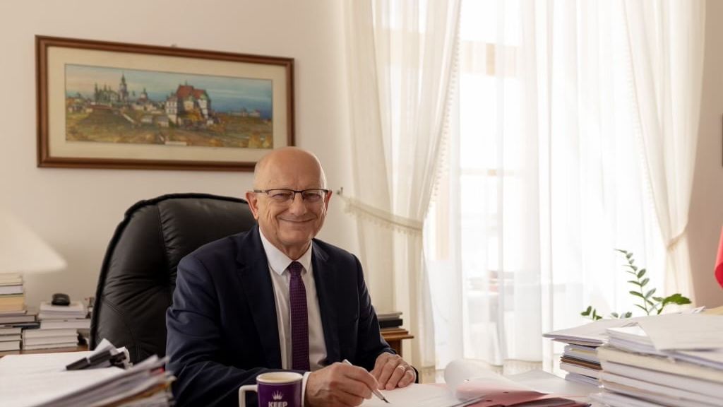prezydent lublina krzysztof żuk podpisujący dokumenty