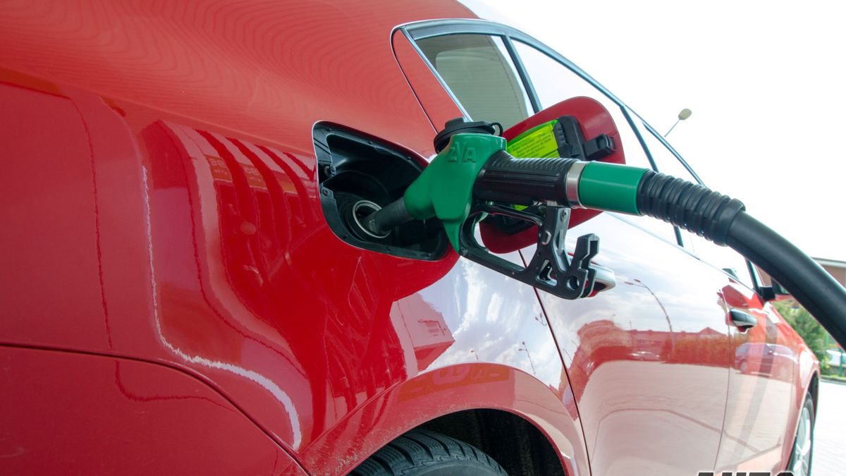 Chcesz zaoszczędzić na spalaniu, tankując tylko do połowy? To nie najlepsza metoda.