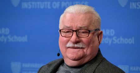 Wałęsa szuka pracy. Dostał ofertę. "Chętnie podejmiemy długofalową, płatną współpracę"