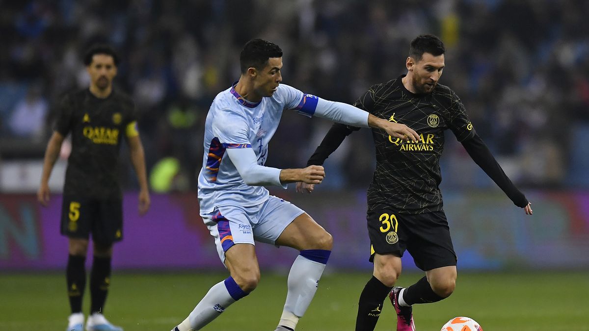 RIYADH, SAUDI ARABIA - JANUARY 19: Leo Messi of Paris Saint-Germain and Cristiano Ronaldo of Ruyadh XI fight for possession during the friendly match between Paris Saint-Germain and Riyadh XI at King Fahd International Stadium on January 19, 2023 in Riyadh, Saudi Arabia. (Photo by Aurelien Meunier - PSG/PSG via Getty Images)