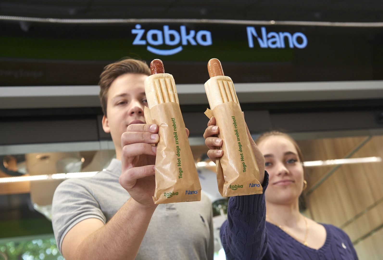 Kultowy hot-dog z Żabki serwowany przez… robota 
