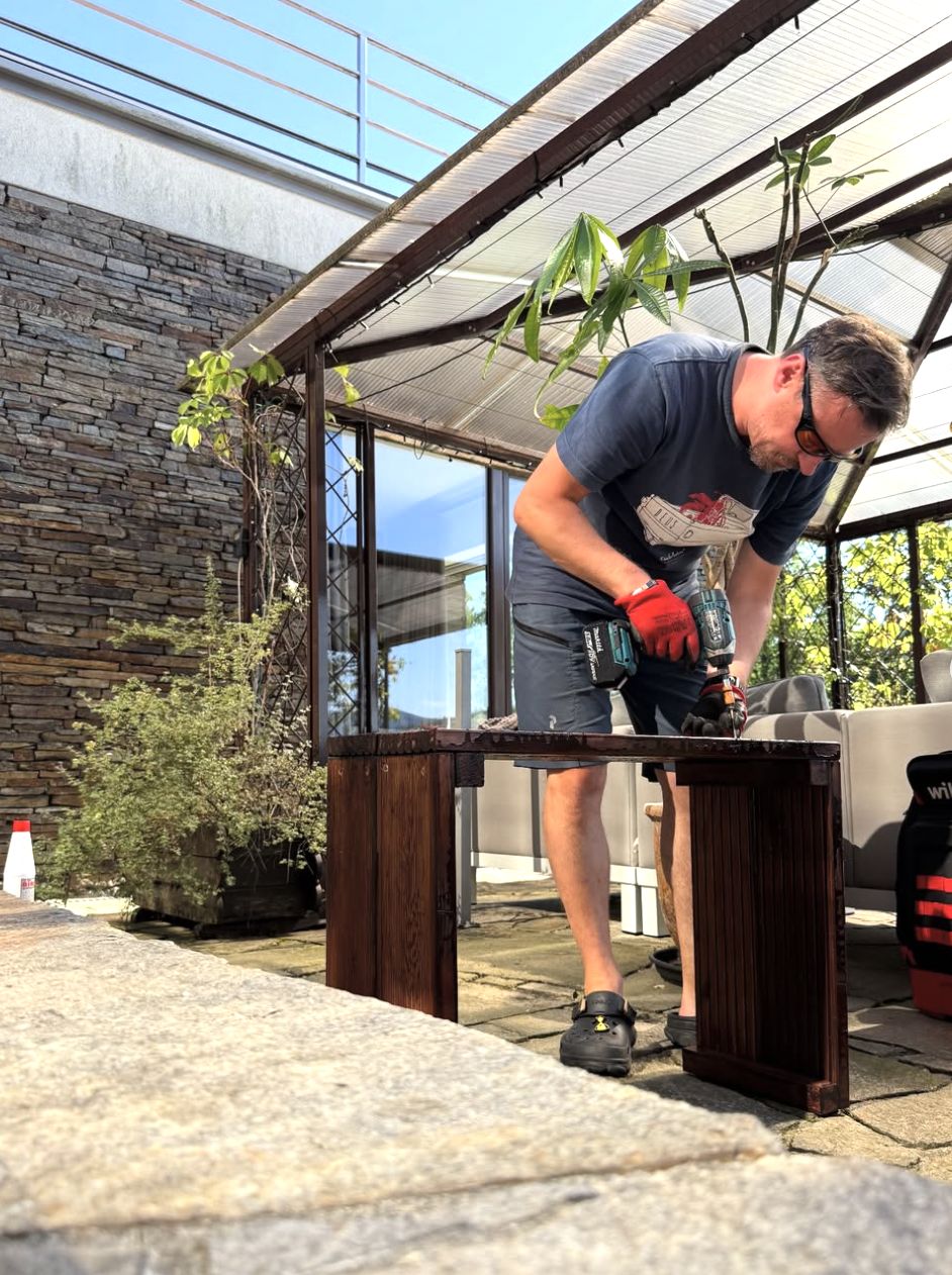 Adam Małysz w pracach ogrodowych