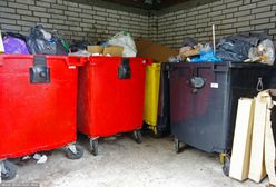 Pijany mężczyzna w koszu na śmieci. Uratowała go załoga śmieciarki