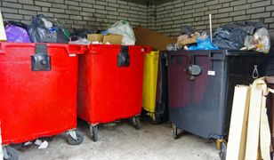 Pijany mężczyzna w koszu na śmieci. Uratowała go załoga śmieciarki