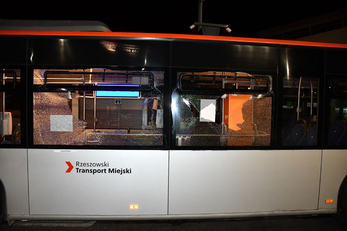 39-latek wpadł w szał. Młotkiem wybił szyby w autobusie miejskim