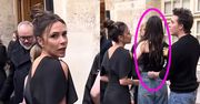 Nicola Peltz za wszelką cenę UNIKAŁA rozmowy z Victorią Beckham przed pokazem w Paryżu! Brooklyn próbował uratować sytuację... (WIDEO)