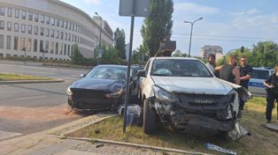 Groźny wypadek w Łodzi. Kobieta wjechała na skrzyżowanie przy czerwonym świetle i uderzyła w pickupa