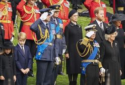 Książę Harry nie salutował przed trumną królowej Elżbiety. Dlaczego?