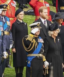 Książę Harry nie salutował przed trumną królowej Elżbiety. Dlaczego?