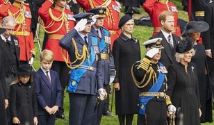 Książę Harry nie salutował przed trumną królowej Elżbiety. Dlaczego?