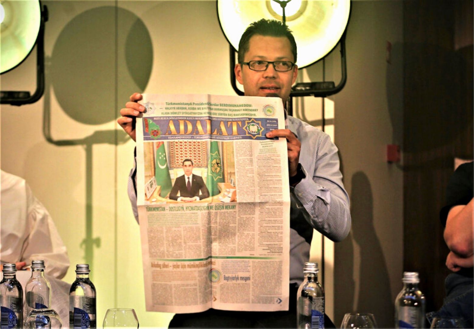 Ruslan Myatiev prezentuje okładkę reżimowej turkmeńskiej gazety "Adalat" ("sprawiedliwość)