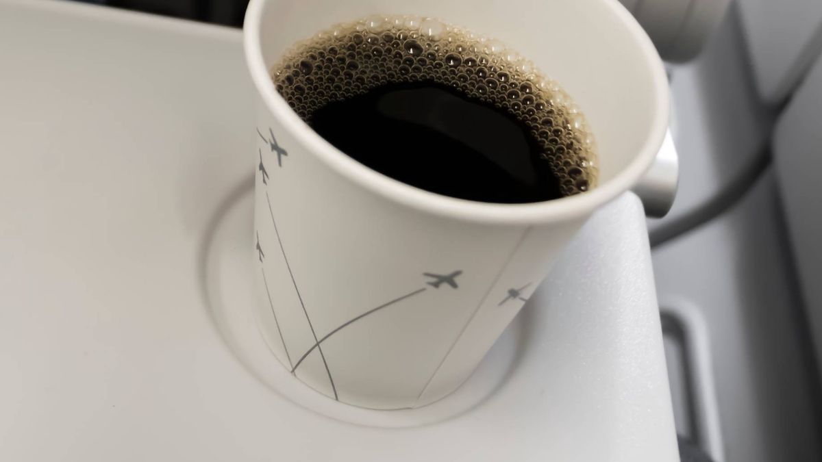 Dlaczego lepiej nie pić kawy w samolocie?