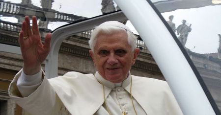 Benedykt XVI w złym stanie. Były papież jest "ekstremalnie słaby"
