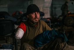 Uwolniono obrońców z Azowstalu. "Większość nie ma nóg i rąk"