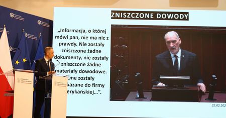 Zawiadamiają prokuraturę ws. Macierewicza. "To musi iść w tym kierunku"