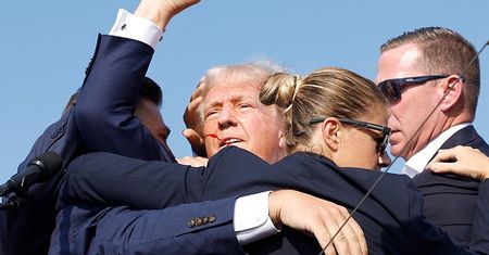 Donald Trump POSTRZELONY na wiecu w Pensylwanii! Sprawca nie żyje