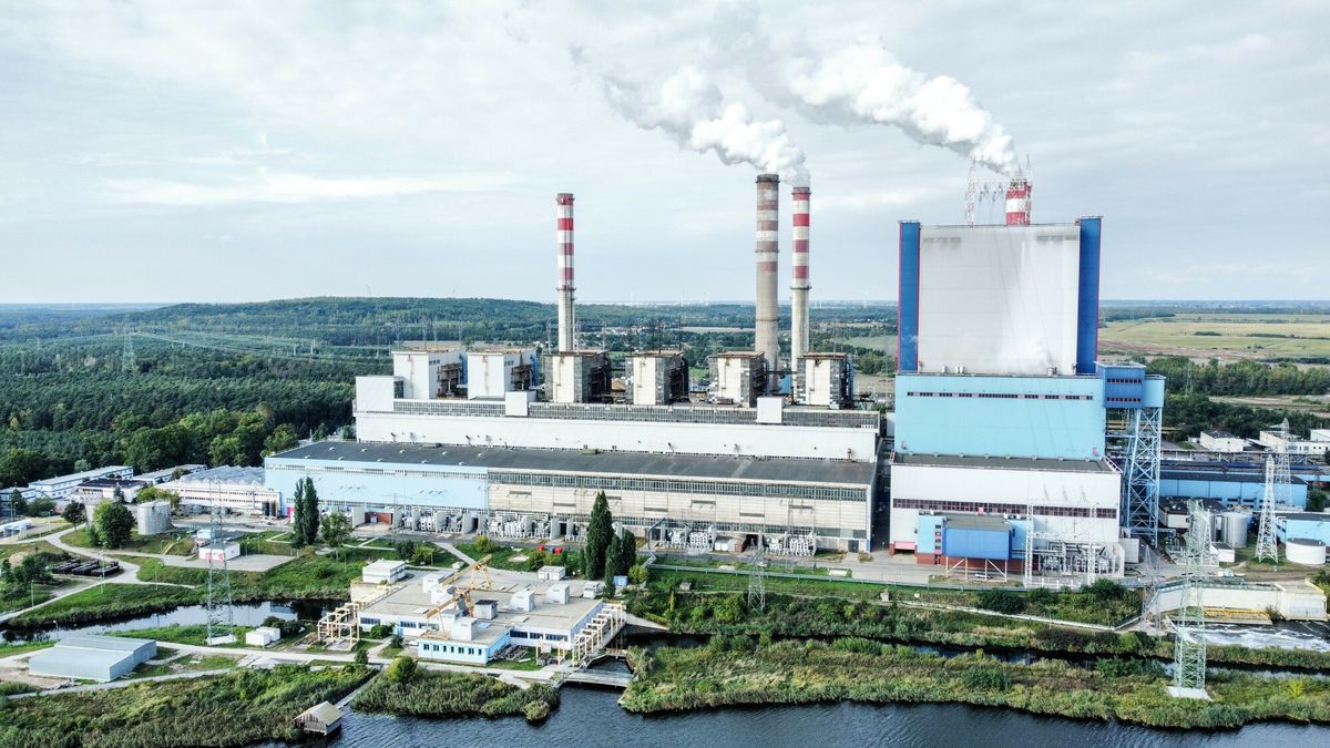 Elektrownia Pątnów. Część produkowanej tu energii powstaje ze spalania biomasy
