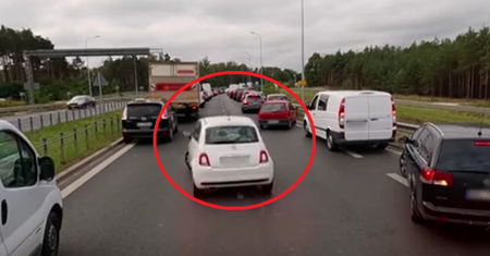 Strażacy utknęli w korytarzu życia. "Nie przejedziemy"