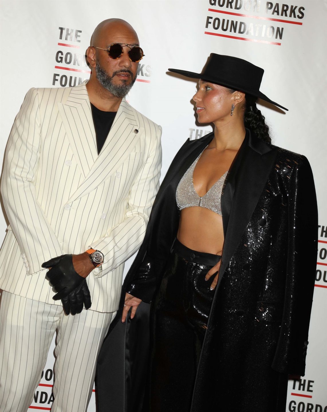 Alicia Keys w błyszczącym staniku na gali charytatywnej