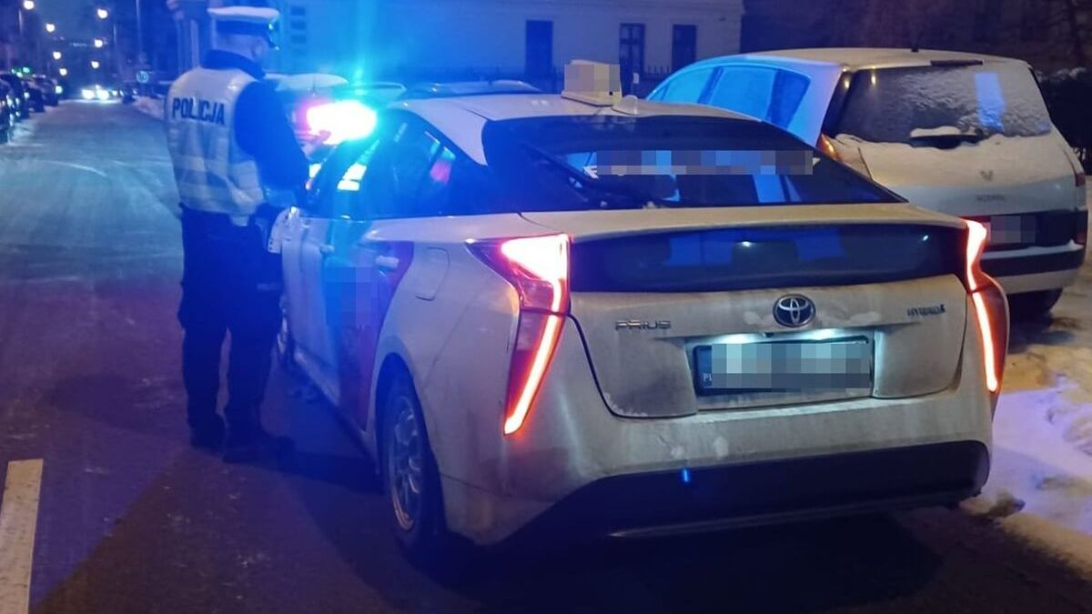 Policjant kontrolujący kierowce Bolt
