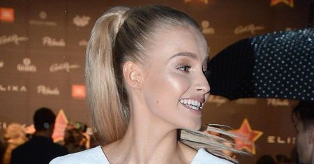 Karolina Pisarek w zmysłowej pozie. Wyleguje się na tarasie