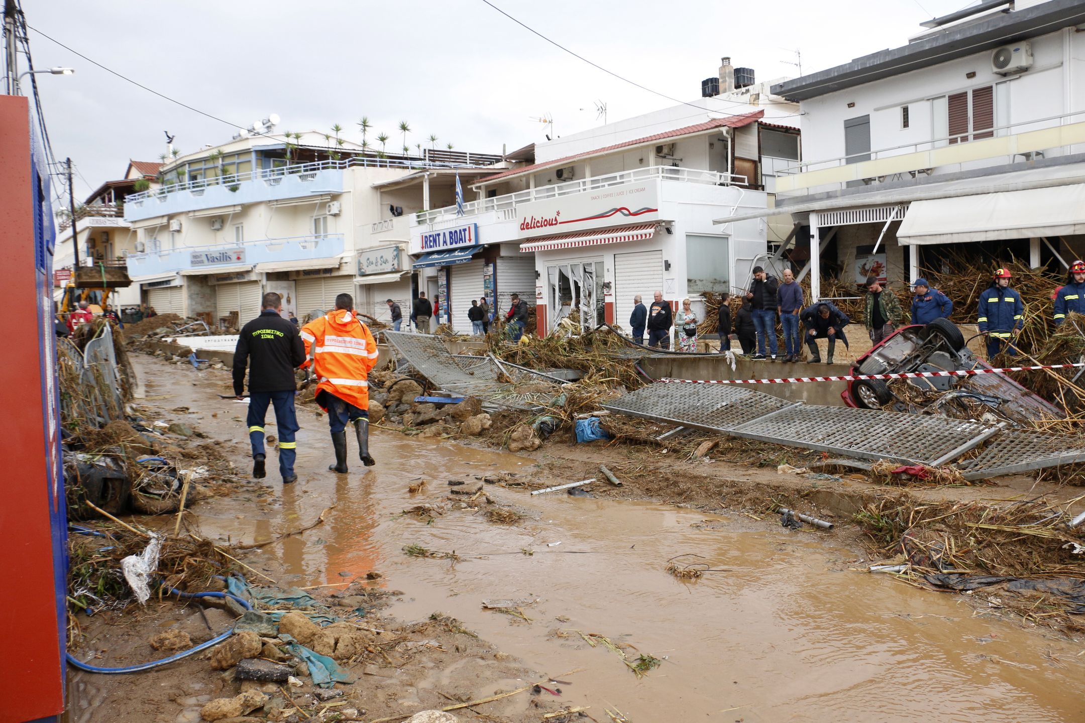 Torrential rains in Creteepa10245254 A flooded street with debris after heavy floods at Aghia Pelagia, Heraklion, Crete island, Greece, 15 October 2022. A 50-year-old man was found dead at Aghia Pelagia, in the municipality of Malevizio at Heraklion, Crete, where heavy rainfall has caused extensive floods on 15 October. Heraklion Region Vice-Governor Nikos Sirigonakis said the man's body was located by divers near his car, which was carried off by torrential waters. Meanwhile, rescue services at Heraklion were trying to tackle the flooding that has carried off at least another 9 cars in the nearby coastal areas of Aghia Pelasgia and Ligaria, where roads have reportedly turned to rivers. A woman was rescued from the inside of her flooded car by the Fire Brigade, but the car ended up in the sea.  EPA/NIKOS CHALKIADAKIS Dostawca: PAP/EPA.NIKOS CHALKIADAKIS
