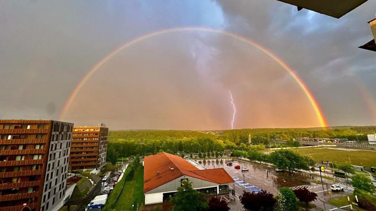 Zachwycające zdjęcie tęczy i pioruna. Fotografia pana Dawida z Katowic zachwyca.