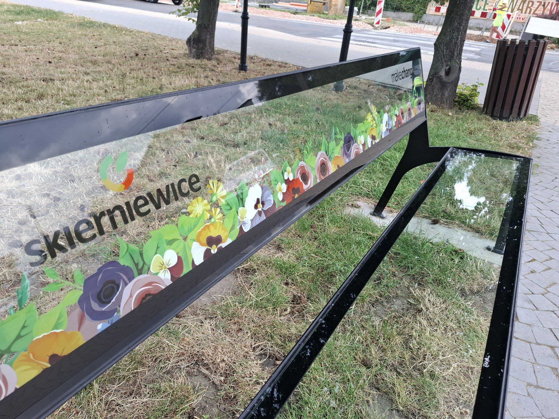 Szklane ławki stanęły w centrum Skierniewic. Czy to tylko ozdoba?